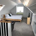 Adorable 1 Bedroom Cottage With Free Parking